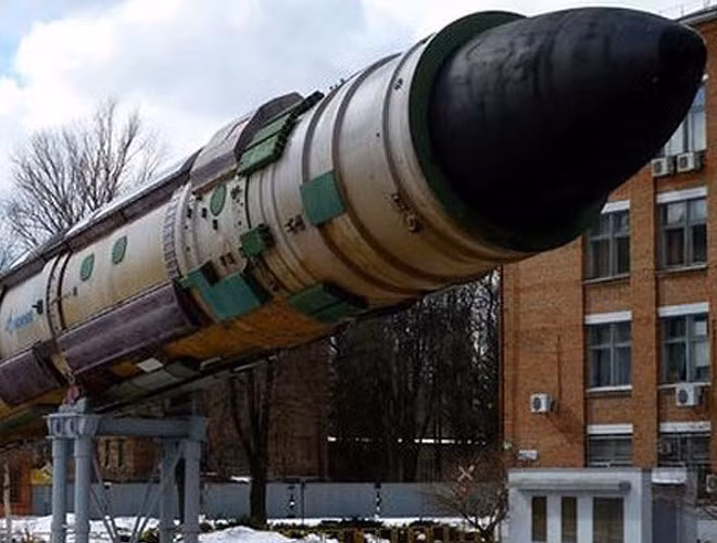 Quá trình phá hủy hai tên lửa dự kiến được thực hiện vào tháng 11, trong đó mỗi tên lửa có khối lượng 52 tấn sẽ được tháo rời để thu hồi các kim loại quý.