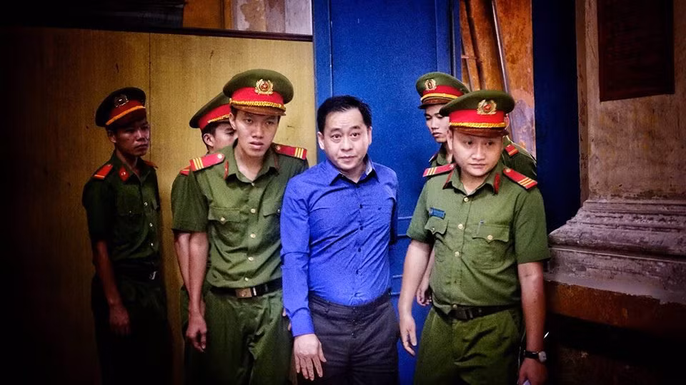 Vu “nhom” dung 14 trieu USD lam “viec rieng”, khong dam cong khai tai toa