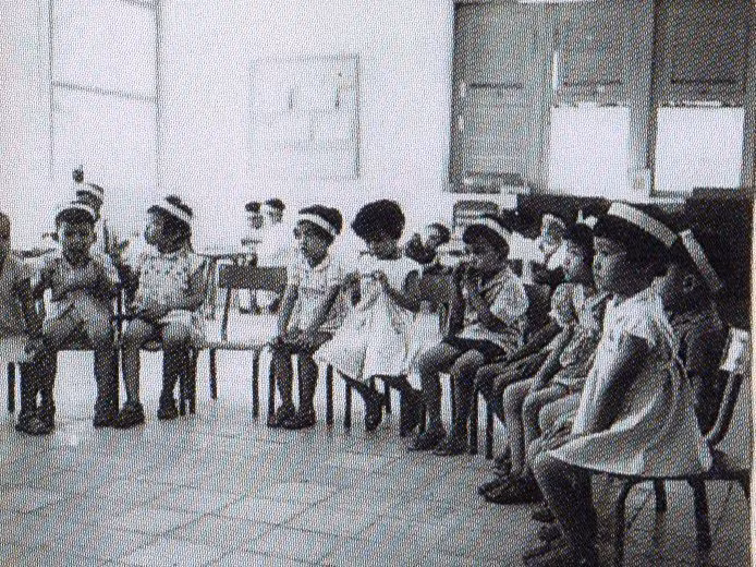 "Nhà trường nhận trẻ nhà giàu cũng như trẻ nhà nghèo, trẻ khỏe mạnh cứng cáp cũng như những trẻ ốm yếu, những trẻ sạch sẽ, nhanh nhẹn, thông minh cũng như những trẻ em đầy di truyền tai hại, những trẻ đã chịu cả cuộc đời khổ sở, mất cả lòng tin. Nhưng bất luận trẻ nào nhà trường cũng sẽ cố gắng làm cho trẻ tập cuộc sống hợp đoàn, cố hiểu để trọng luật chung, chú ý đến công việc, gắng sức làm cho khéo, đẹp với tất cả thông minh, nhẫn nại bền bỉ và vui vẻ"- mục tiêu giáo dục của ông Vĩnh Bang đưa ra lúc đó.