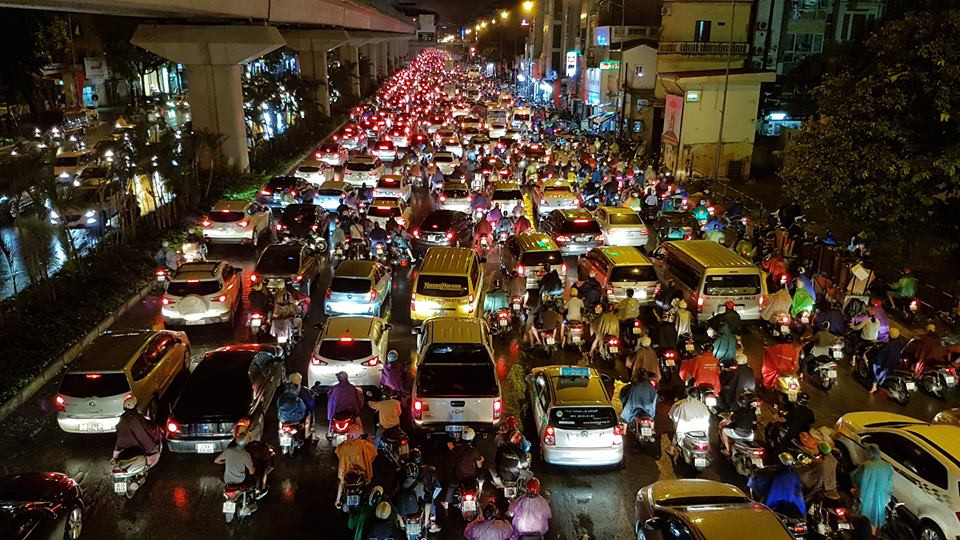 Từ năm 2017 đến 2030, Hà Nội từng bước hạn chế hoạt động của một số phương tiện trong một số khu vực và từ năm 2030 là cấm xe máy trên địa bàn một số quận trung tâm.