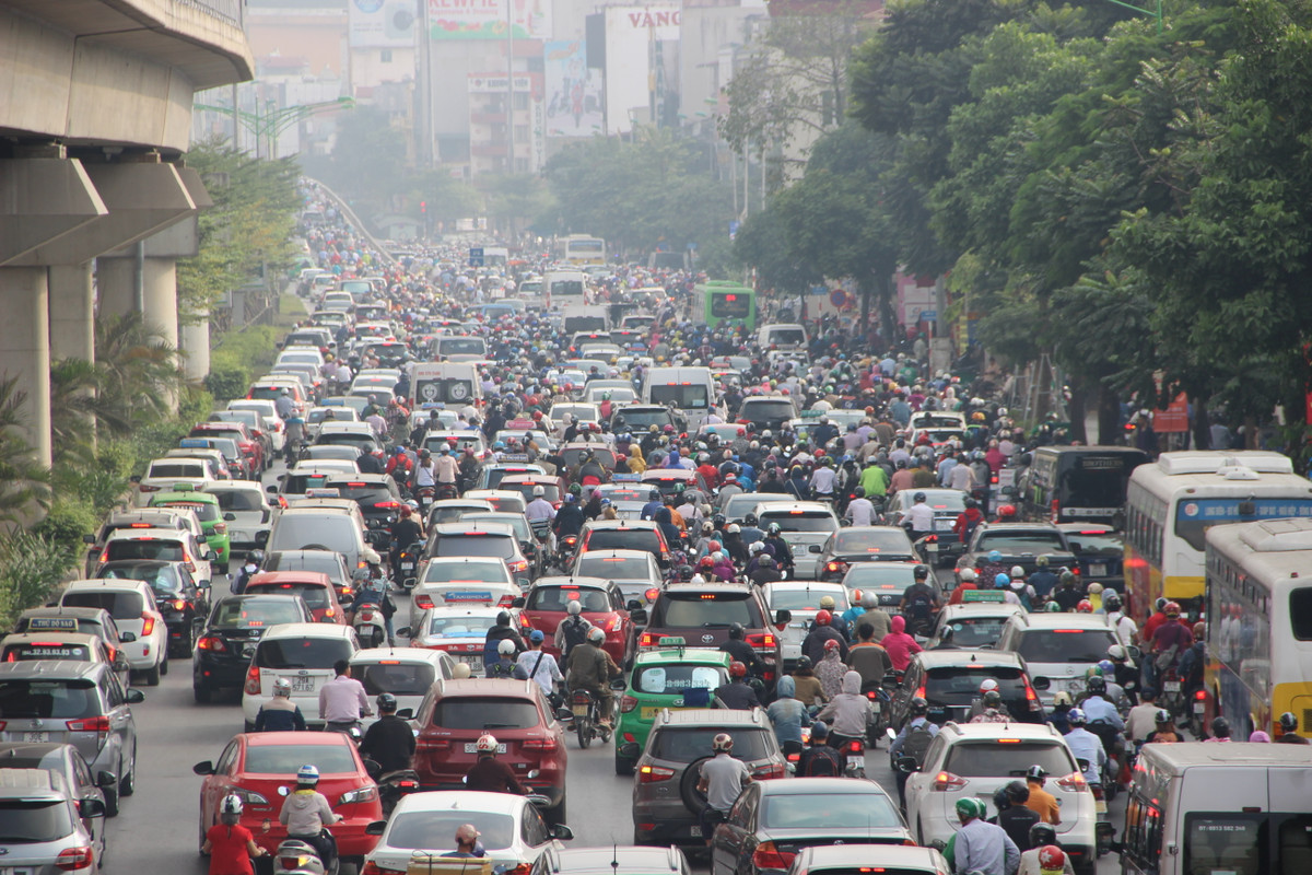 Viện Chiến lược và phát triển Giao thông Vận tải chỉ ra nguyên nhân do mật độ dân số phân bố không đồng đều tập trung quá đông ở nội đô; tốc độ tăng trưởng phương tiện so với tốc độ tăng trưởng hạ tầng đang bất cập; vận tải hành khách công cộng vẫn đang kém phát triển, với tỷ lệ đáp ứng khoảng 8-9%; tỷ lệ diện tích đất dành cho giao thông so với quy chuẩn mới đạt 8,65% trên tổng diện tích đất dành cho đô thị trong khi theo quy chuẩn phải đạt từ hơn 16-26%...