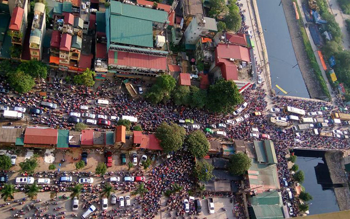 Trung tá Nguyễn Mạnh Hùng, Phó trưởng Phòng Cảnh sát giao thông (Công an thành phố Hà Nội) cho rằng, cơ sở hạ tầng của Thủ đô chưa thực sự đảm bảo phục vụ giao thông, nhiều hạ tầng phục vụ vượt thiết kế 6-7 lần.