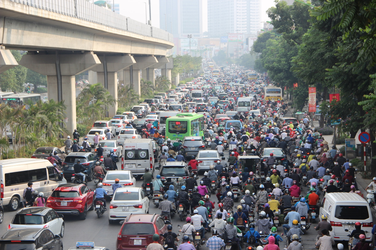 Mặc dù đường Nguyễn Trãi là trục chính, có chiều rộng tối thiểu 50m mỗi bên kể từ phía ngoài chỉ giới đường đỏ của tuyến đường nhưng vẫn không đáp ứng được nhu cầu giao thông vì mật độ phương tiện quá lớn.