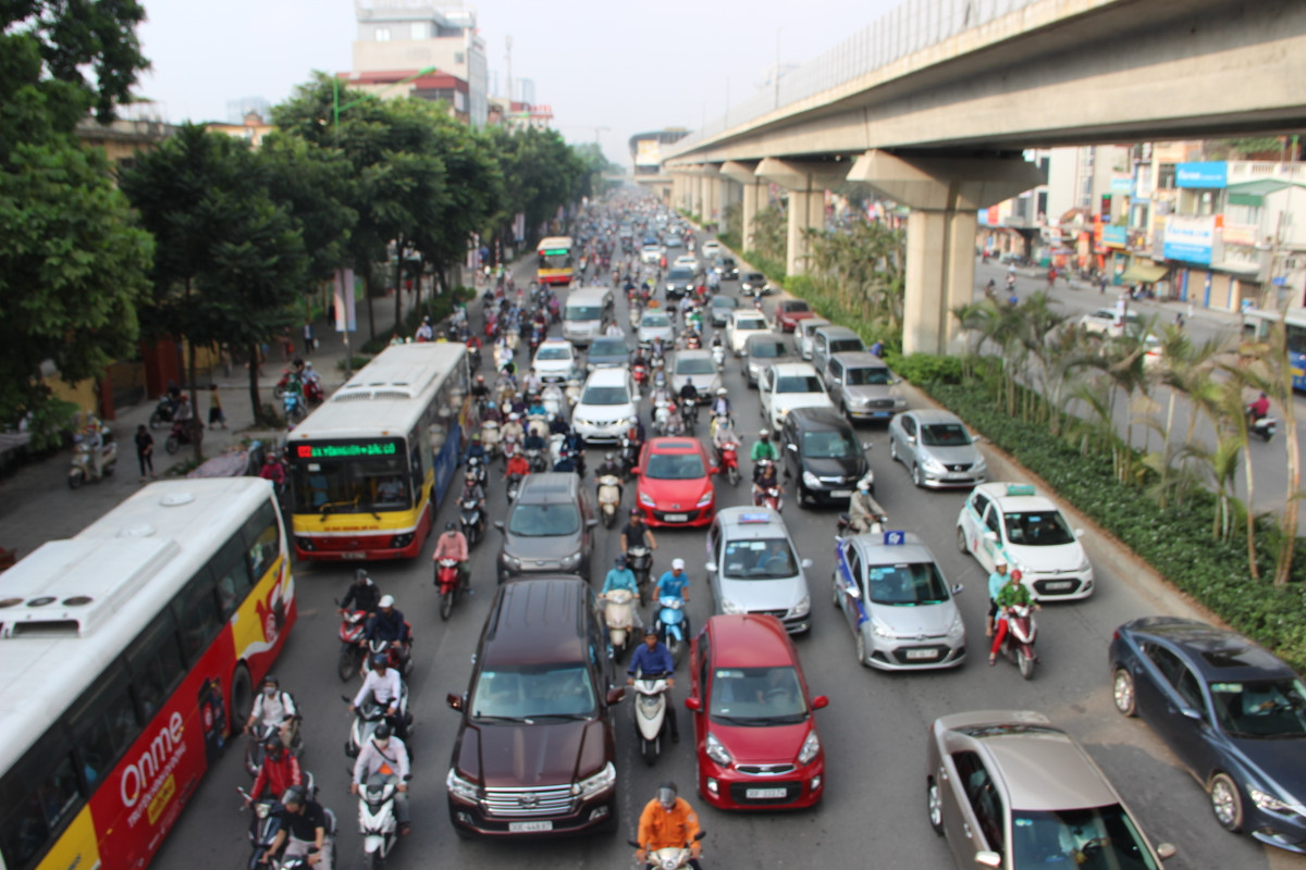 Về thời gian đi lại của người dân, ùn tắc giao thông chính là thủ phạm thiệt hại hơn 1 triệu giờ lao động/năm. Ngoài ra, môi trường đầu tư và các vấn đề phát triển xã hội khác cũng bị ảnh hưởng.