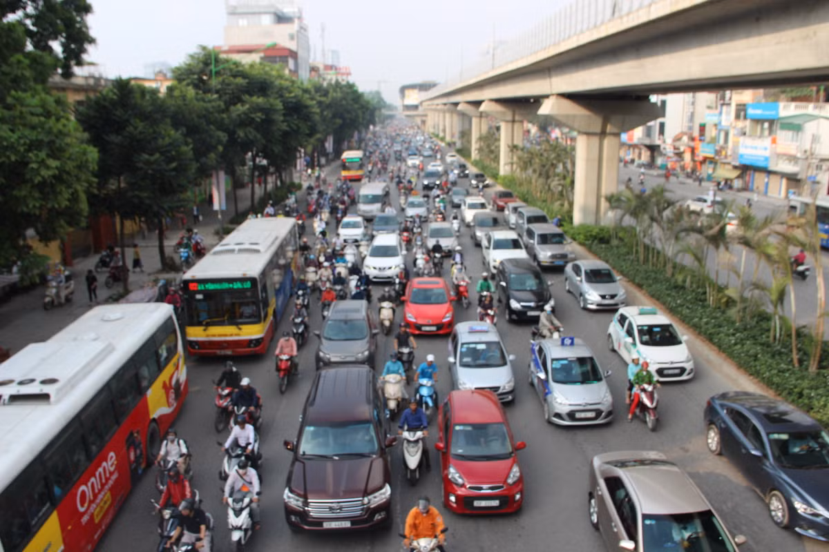 Về thời gian đi lại của người dân, ùn tắc giao thông chính là thủ phạm thiệt hại hơn 1 triệu giờ lao động/năm. Ngoài ra, môi trường đầu tư và các vấn đề phát triển xã hội khác cũng bị ảnh hưởng.