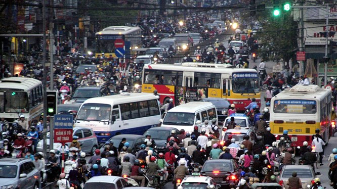 “Việc thực hiện đề án, chủ trương chuyển khu vực lõi ra các đô thị vệ tinh ngoài Hà Nội hiện đang vướng mắc do chưa tổng thể, đồng bộ. Chẳng hạn, nhà ở phải có hệ thống trường học, bệnh viện, khu vui chơi giải trí, kết nối phương tiện vận tải công cộng… đi kèm. Tóm lại, trong khu vực trung tâm có gì, các đô thị vệ tinh cũng phải có mới thu hút được nhiều người tự nguyện chuyển đổi,” ông Trần Hữu Minh, Phó Chánh văn phòng Ủy ban An toàn giao thông Quốc gia nói.