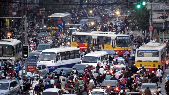 “Việc thực hiện đề án, chủ trương chuyển khu vực lõi ra các đô thị vệ tinh ngoài Hà Nội hiện đang vướng mắc do chưa tổng thể, đồng bộ. Chẳng hạn, nhà ở phải có hệ thống trường học, bệnh viện, khu vui chơi giải trí, kết nối phương tiện vận tải công cộng… đi kèm. Tóm lại, trong khu vực trung tâm có gì, các đô thị vệ tinh cũng phải có mới thu hút được nhiều người tự nguyện chuyển đổi,” ông Trần Hữu Minh, Phó Chánh văn phòng Ủy ban An toàn giao thông Quốc gia nói.