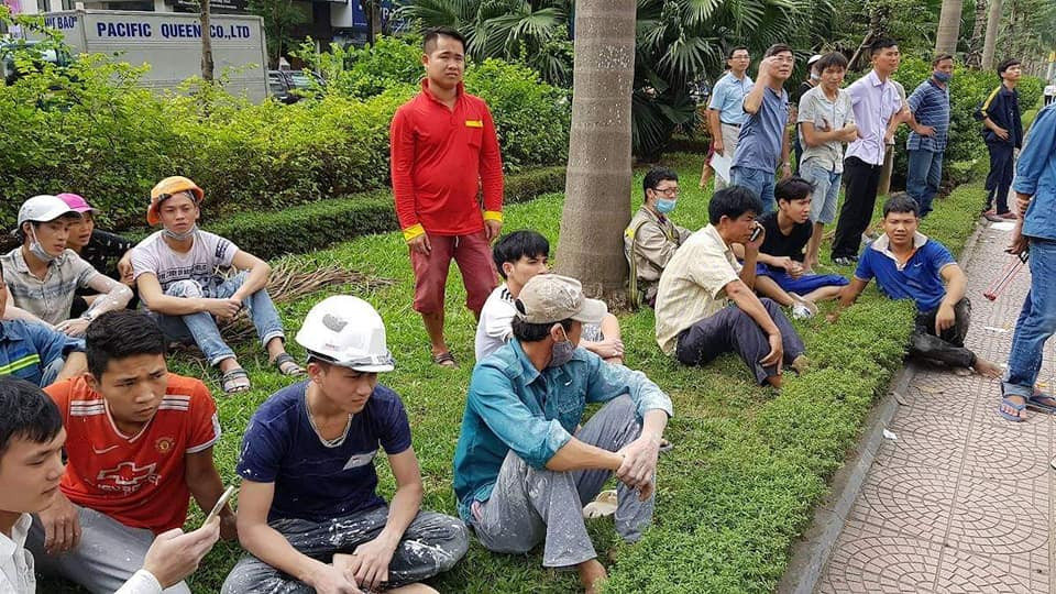 Vụ việc đã khiến cho đường Hoàng Quốc Việt rơi vào ách tắc cục bộ.