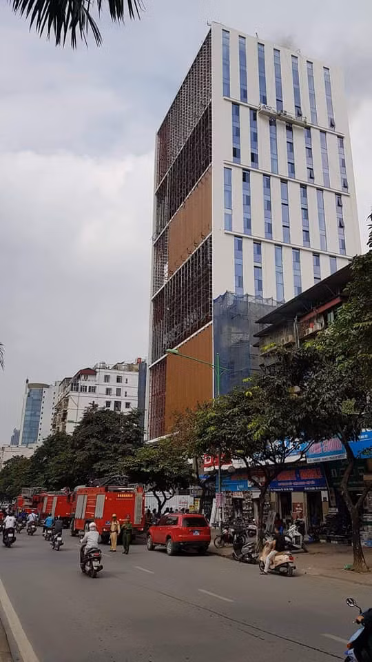 Ngay sau khi nhận được tin báo, 4 xe cứu hỏa đã được huy tới hiện trường. Sau khoảng 30 phút, đám cháy đã cơ bản được khống chế.