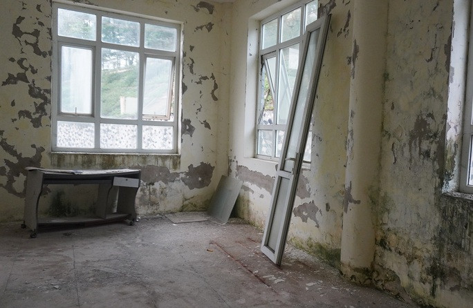 Tường nhà bong tróc, rêu mốc nhiều nơi. (Ảnh: Người lao động).