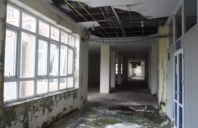 Trung tâm Hội nghị Hàm Rồng bỏ hoang 2 năm đã bị xuống cấp, hư hỏng khắp nơi. (Ảnh: Người lao động).