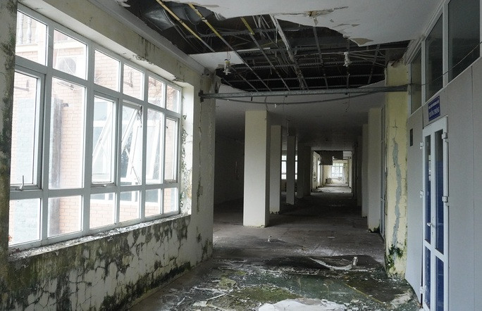 Trung tâm Hội nghị Hàm Rồng bỏ hoang 2 năm đã bị xuống cấp, hư hỏng khắp nơi. (Ảnh: Người lao động).