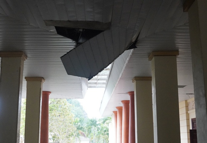 Trần nhà ngay lối vào công trình bong rơi cả mảng lớn. (Ảnh: Người lao động).