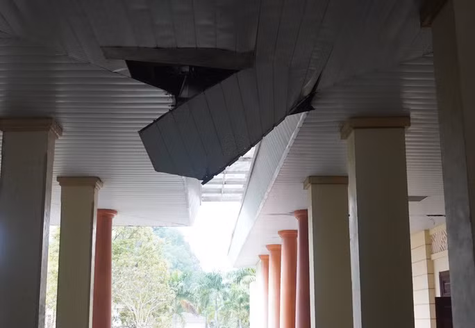 Trần nhà ngay lối vào công trình bong rơi cả mảng lớn. (Ảnh: Người lao động).