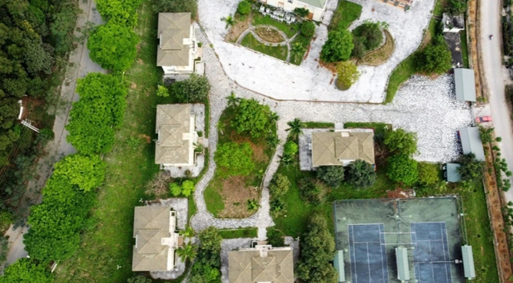 Trung tâm Hội nghị Hàm Rồng là công trình dùng để phục vụ các sự kiện văn hóa trọng đại của TP Thanh Hóa và tỉnh Thanh Hóa. Đặc biệt, năm 2015, UBND TP Thanh Hóa xây dựng trụ sở ở vị trí mới nên đã "mượn" Trung tâm Hội nghị Hàm Rồng để sử dụng. (Ảnh: Dân Trí).