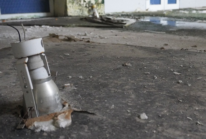 Các thiết bị của tòa nhà rơi vãi dưới nền nhà. Tình trạng xuống cấp, xập xệ xuất hiện khắp nơi trong khuôn viên công trình. (Ảnh: Người lao động).