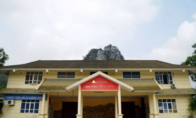 Năm 2019, trụ sở Thành ủy, UBND TP Thanh Hóa chuyển về cơ sở mới nên Trung tâm Hội nghị Hàm Rồng không còn hoạt động. Năm 2020, Trung tâm được trưng dụng làm nơi cách ly tập trung trong đại dịch Covid-19 và bỏ hoang cho đến nay. (Ảnh: Dân Trí).