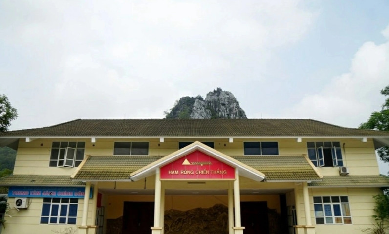 Năm 2019, trụ sở Thành ủy, UBND TP Thanh Hóa chuyển về cơ sở mới nên Trung tâm Hội nghị Hàm Rồng không còn hoạt động. Năm 2020, Trung tâm được trưng dụng làm nơi cách ly tập trung trong đại dịch Covid-19 và bỏ hoang cho đến nay. (Ảnh: Dân Trí).