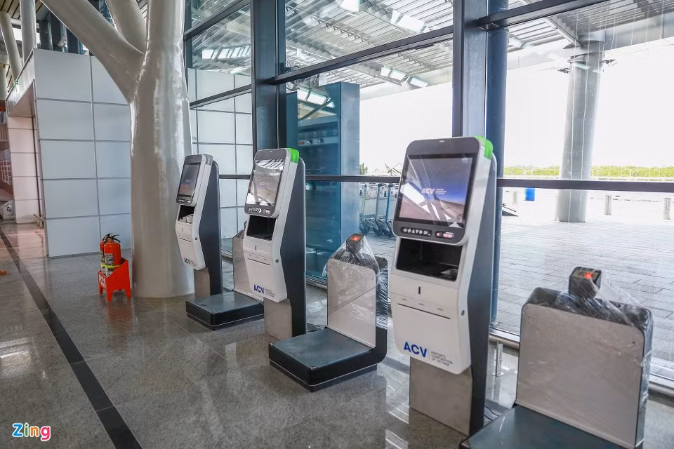 Nhà ga T2 được đầu tư trang thiết bị hiện đại, công nghệ hàng không tiên tiến, cung cấp nhiều tiện ích chất lượng cao phục vụ hành khách với thiết kế 2 cao trình, 3 tầng (gồm tầng 1, tầng lửng và tầng 2). (Ảnh: Zing).