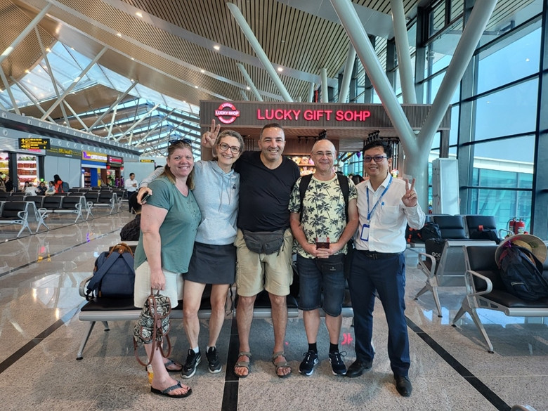 Các hành khách người Pháp rất vui mừng và phấn khởi tại nhà ga T2- Cảng hàng không quốc tế Phú Bài. (Ảnh: Đảng Cộng sản).