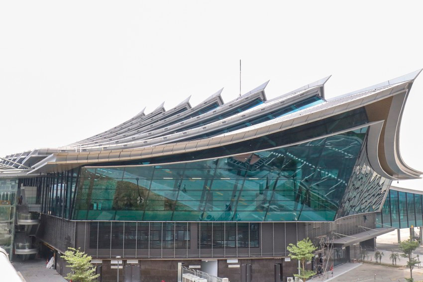 Điểm nhấn của nhà ga T2 - Cảng hàng không quốc tế Phú Bài là được thiết kế kiến trúc độc đáo mang ý tưởng mô phỏng hình ảnh núi Ngự, hòa quyện giữa phong cách hiện đại và nét đặc thù văn hóa cung đình Huế. (Ảnh: PLO).