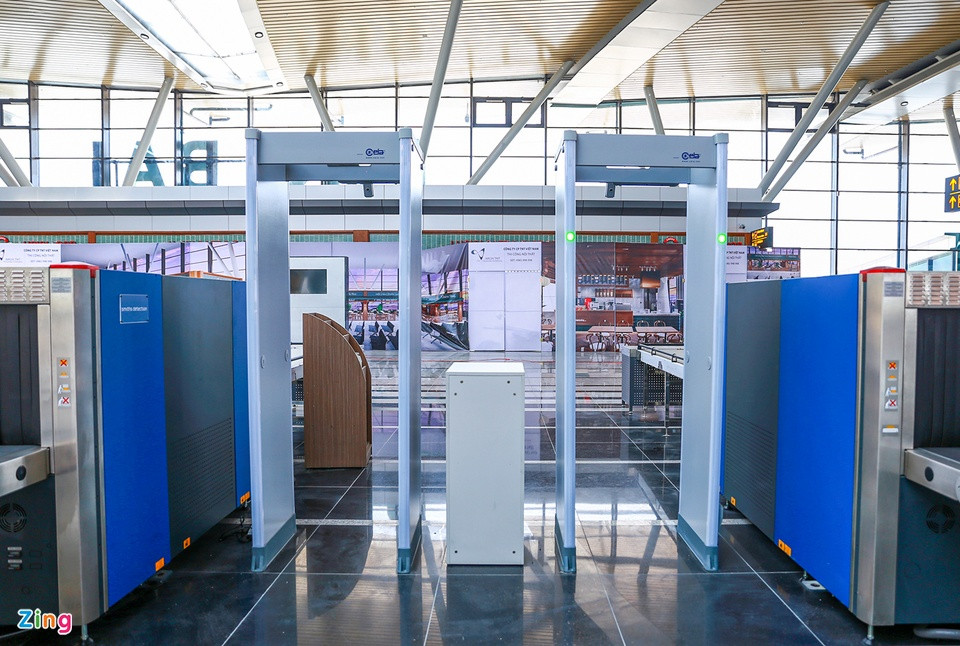 Tầng lửng gồm văn phòng các hãng hàng không, phòng điều hòa không khí, khu vệ sinh. Tầng 2 gồm sảnh đi, khu vực làm thủ tục, kiểm soát an ninh, khu vực xuất cảnh, khu vực chờ lên máy bay, phòng chờ VIP, văn phòng, khu vực dịch vụ... (Ảnh: Zing).