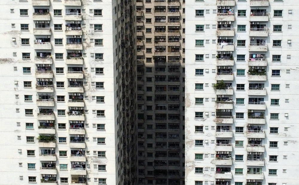 Cơ quan điều tra cáo buộc, từ tháng 10/2010 đến 11/2012, ông Thản trực tiếp tổ chức chỉ đạo xây dựng công trình dự án sai quy hoạch được duyệt, tạo lập các căn hộ trái pháp luật.