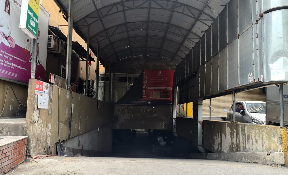 Lối xuống hầm gửi xe tại tòa tháp CT6C Kiến Hưng.
