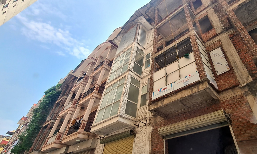 Tuy nhiên, ông Thản đã chỉ đạo xây dựng trên 2.834m2 với 38 căn hộ cao tầng tọa lạc phía sau tòa tháp CT6B và CT6C.