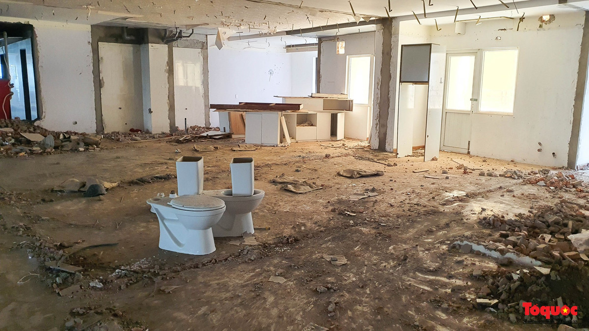 "Chủ đầu tư xin tự nguyện tháo dỡ. Đến nay, chủ đầu tư đã tháo dỡ 50% hạng mục sai phạm, với khoảng 78 căn hộ ở các tầng trước đây bố trí diện tích làm bãi đổ xe, nhà trẻ", ông Tuấn cho hay. (Ảnh: Tổ Quốc).