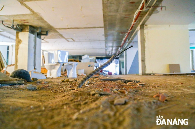 Hệ thống điện, thang máy đến các tầng vi phạm về xây dựng được tháo dỡ. (Ảnh: Báo Đà Nẵng).