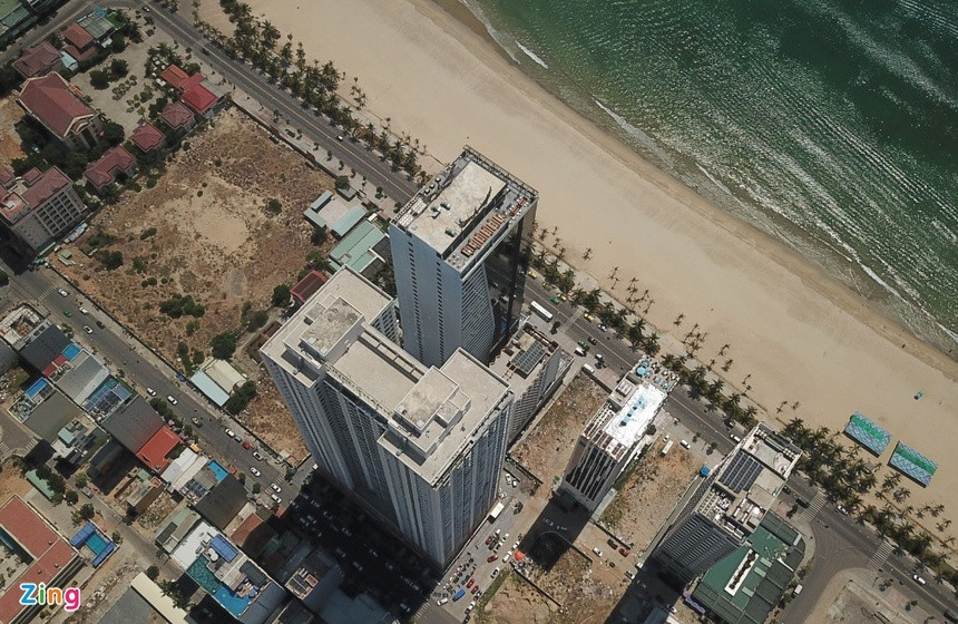 Mường Thanh Sơn Trà được Sở Xây dựng TP. Đà Nẵng cấp phép năm 2016 với quy mô 42 tầng và 2 tầng hầm. Tuy nhiên, chủ đầu tư đã tự ý chuyển đổi công năng tầng 2-5, xây thêm 104 căn hộ. (Ảnh: Zing).