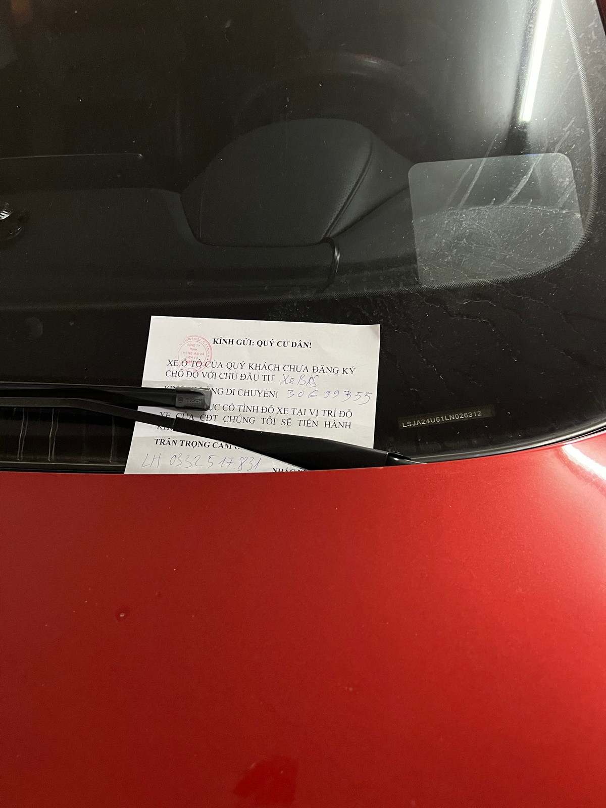 Ha Noi: Cu dan Mulberry Lane buc xuc bi khoa banh xe o to-Hinh-2