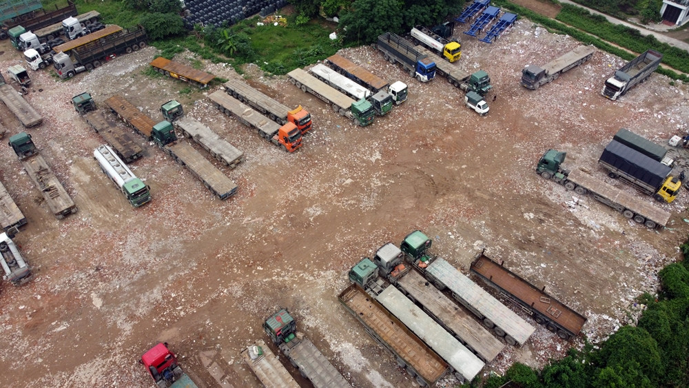 Mỗi ngày có hàng trăm chiếc xe tải ra vào bãi gây mất an toàn giao thông, khói bụi lẫn mùi xăng dầu khiến không khí xung quanh trường học bị ô nhiễm.