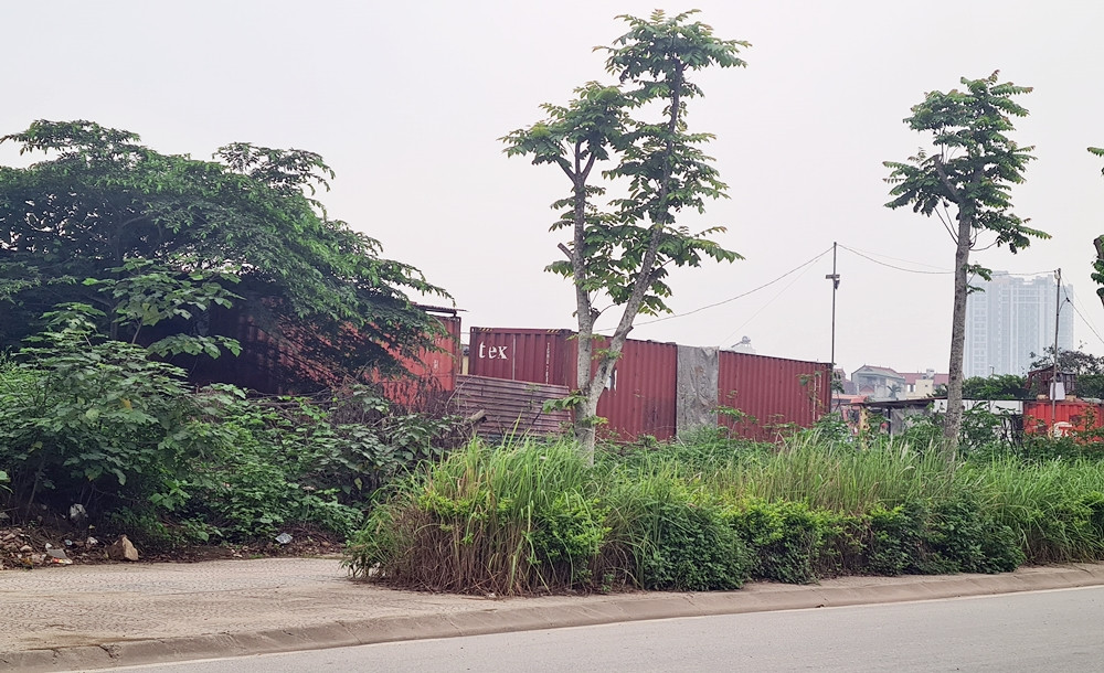 Cùng với đó là nhiều thùng container cũng xếp theo hàng làm nơi ở của nhiều lao động, kho chứa hàng hóa, nguy cơ mất an toàn cháy nổ.