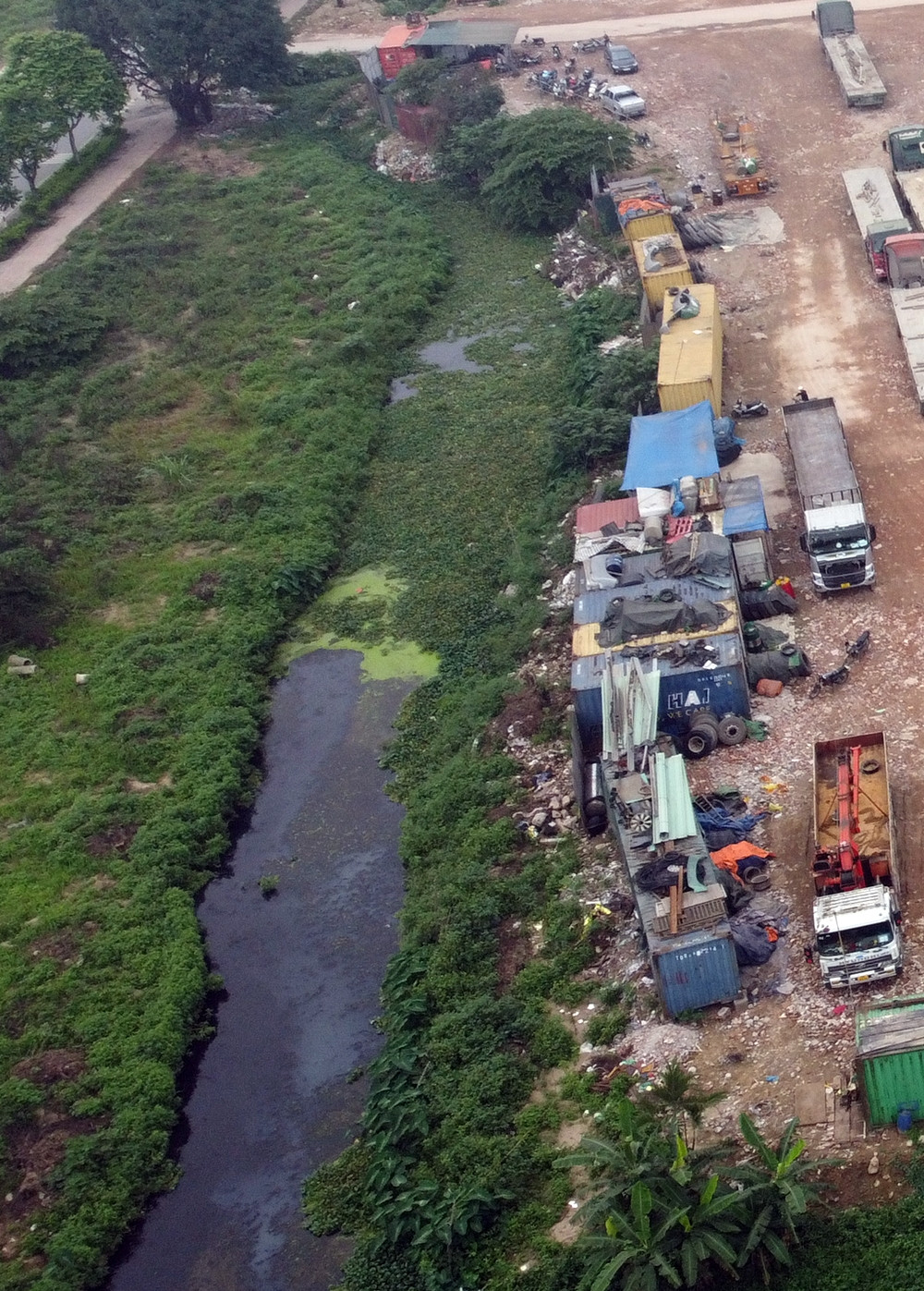 Mặt trước khu đất là một mương nước đen xì, bốc mùi hôi thối cực kỳ khó chịu.