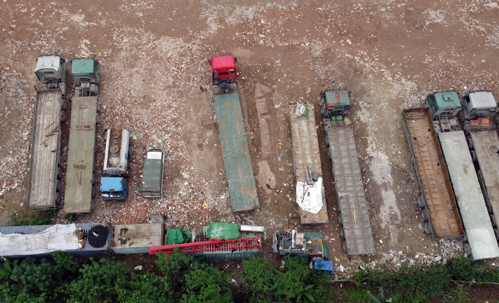 Theo quan sát của phóng viên, chiều 17/4, bên trong bãi xe không phép vẫn đang có hàng chục chiếc xe tải xếp thành từng hàng dài.