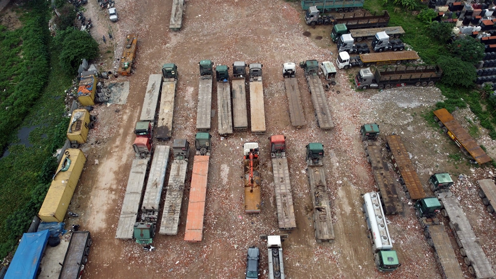 Trước đó, báo chí phản ánh hàng nghìn m2 đất tiếp giáp trường THCS Thanh Am (phường Thượng Thanh), biến thành bãi xe “khủng” hoạt động không phép, gây ô nhiễm môi trường, mất an toàn phòng cháy chữa cháy, ảnh hưởng tiêu cực đến tình hình an ninh trật tự địa phương.