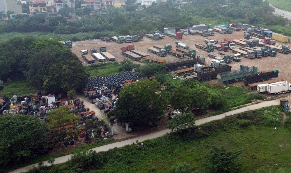 Theo ông Thư, bãi xe này đã có từ trước thời điểm ông về phường Thượng Thanh công tác. Tổng khu đất rộng khoảng 1ha, có nguồn gốc là đất ở mới đang giải phóng mặt bằng nhưng vì vướng di dời nghĩa trang nên phải dừng lại.