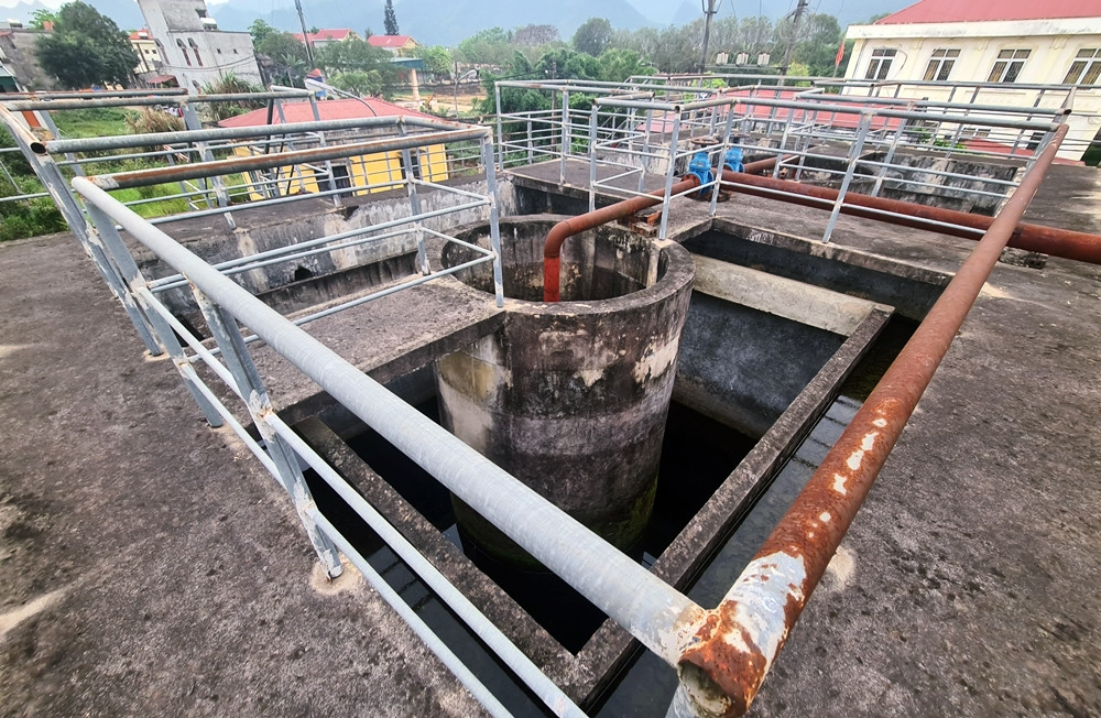 Nhà máy nước sạch này gồm 2 khu nhà điều hành, 1 bể chứa nước, 1 bể xử lý nước, nhưng đang bị bỏ hoang.