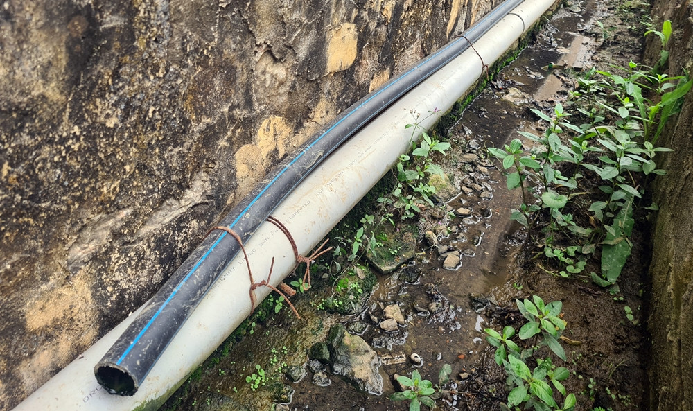 Đường ống dẫn nước lắp đặt đến một số hộ gia đình trên địa bàn xã Yên Quang hiện bị cắt thành từng đoạn.