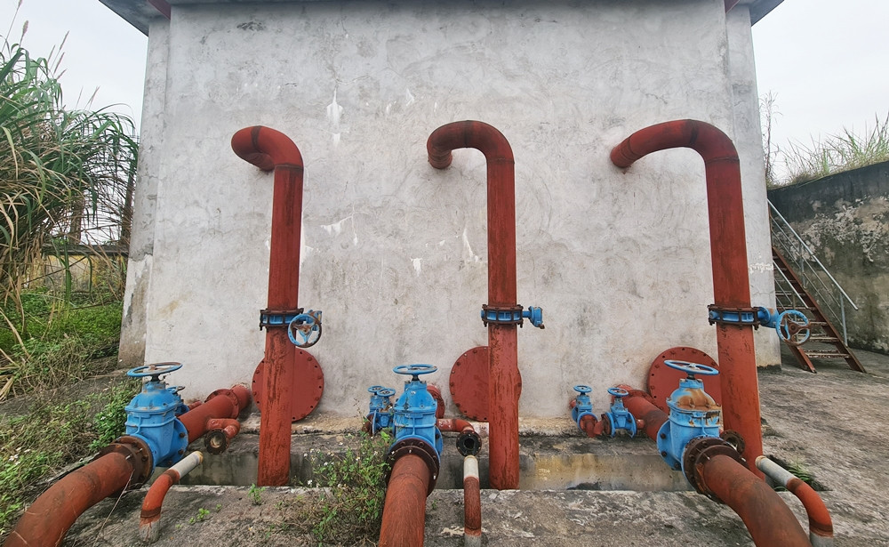 Người dân cho biết, nhà máy nước sạch này dừng hoạt động từ năm 2015. Đến nay, nhà máy không có dấu hiệu hoạt động trở lại khiến máy móc được đầu tư rỉ sét, hư hỏng.