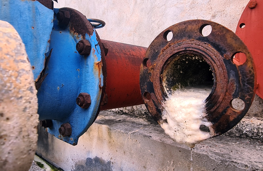 Theo quan sát của phóng viên, máy móc, thiết bị, đường ống dù được đầu tư hiện đại nhưng không vận hành lâu ngày bắt đầu rỉ sét.