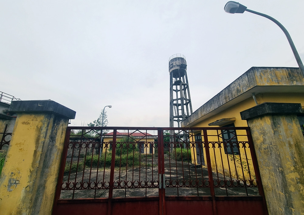 Nhà máy nước “cửa đóng, then cài” khiến người dân địa phương không khỏi xót xa.