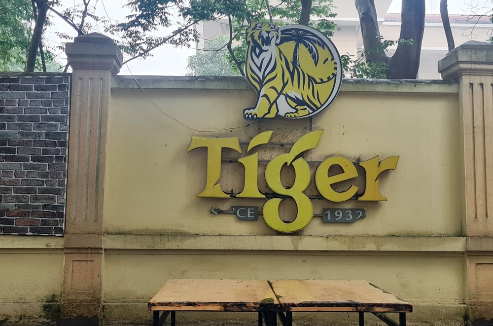 Những bảng biển quảng cáo sử dụng không gian công cộng một cách triệt để nhếch nhác, mất mỹ quan đô thị.