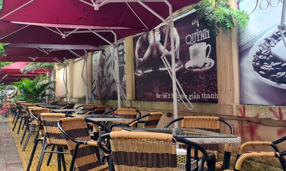 Ghi nhận của phóng viên cho thấy, vỉa hè phố Nguyễn Giản Thanh và Vũ Giới rộng khoảng hơn 2m, dài hàng trăm mét đang bị “nuốt chửng” bởi một số quán kinh doanh cà phê có tên: “Quỳnh, Trịnh Công Sơn, Café 16…”.