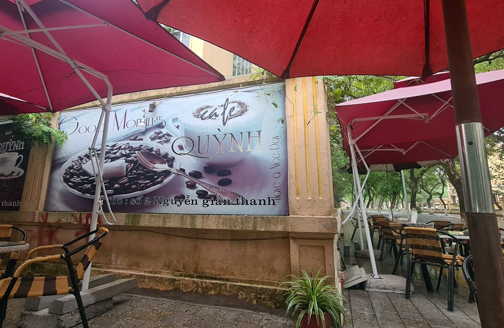 Người dân cho biết, tình trạng lấn chiếm vỉa hè làm nơi kinh doanh ở khu vực này diễn ra đã lâu nhưng chưa bị lực lượng chức năng "sờ gáy". Điều này khiến người dân dấy lên nghi vấn: Chính quyền sở tại “buông lỏng quản lý, tinh thần trách nhiệm chưa cao trong công tác quản lý trật tự mỹ quan đô thị”? 