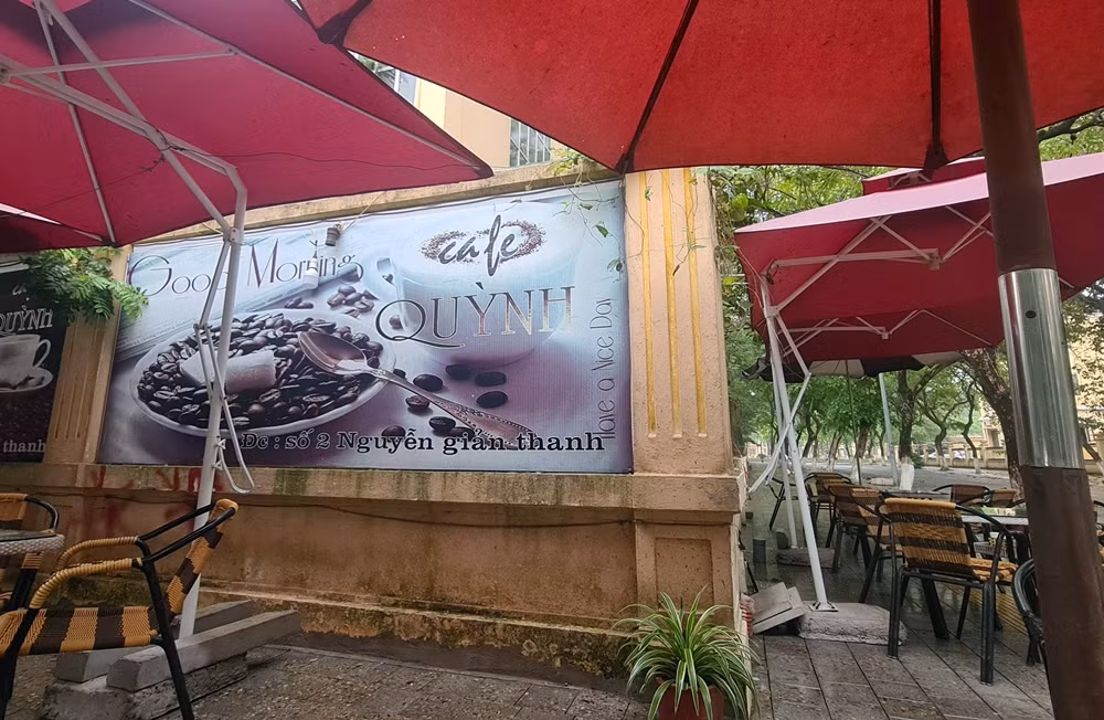 Người dân cho biết, tình trạng lấn chiếm vỉa hè làm nơi kinh doanh ở khu vực này diễn ra đã lâu nhưng chưa bị lực lượng chức năng "sờ gáy". Điều này khiến người dân dấy lên nghi vấn: Chính quyền sở tại “buông lỏng quản lý, tinh thần trách nhiệm chưa cao trong công tác quản lý trật tự mỹ quan đô thị”? 