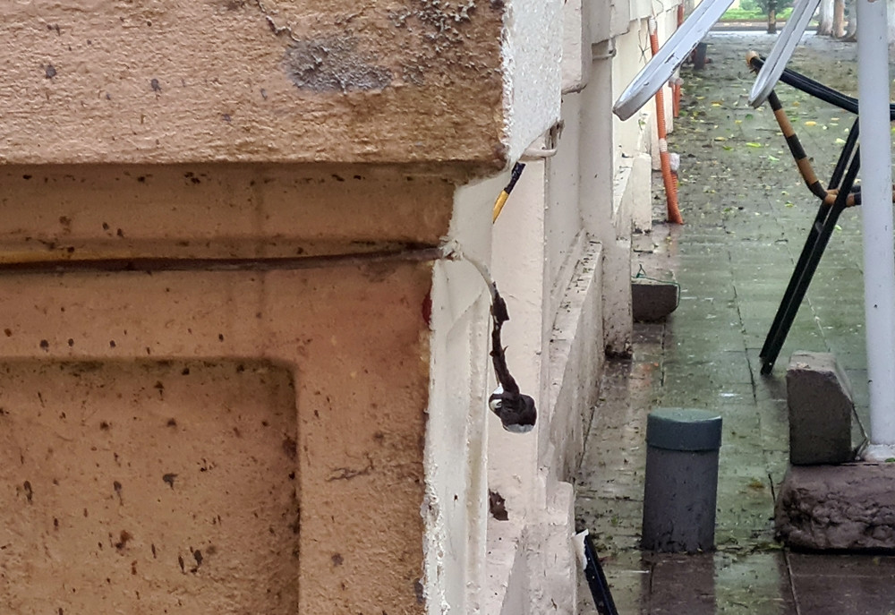 Để việc kinh doanh được thuận lợi, các chủ quán cà phê còn thản nhiên đấu nối đường dây điện chạy loằng ngoằng trên vỉa hè.