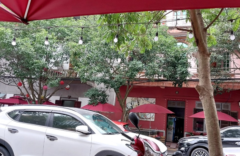 Khu vực này thường xuyên xảy ra ùn ứ giao thông bởi khách vào uống nước, đỗ xe tùy ý, vô ý thức, tạo nên bộ mặt đô thị nhếch nhác, lộn xộn.